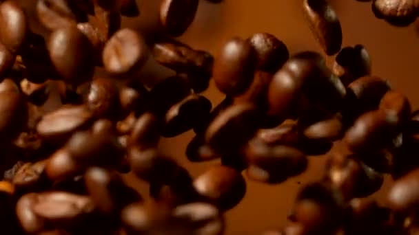 Super Langzame Beweging Van Vallende Koffiebonen Gefilmd Hoge Snelheid Bioscoop — Stockvideo
