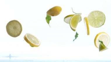 Süper ağır çekim limes ve limon beyaz zemin üzerine düşen parçaları. Yüksek hız sinema Kamerası, 1000 fps üzerinde filme.
