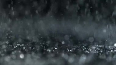 Siyah arka planda izole edilmiş çok yavaş su sıçratma hareketi. Çok hızlı bir kamerayla çekildi, 1000 fps.