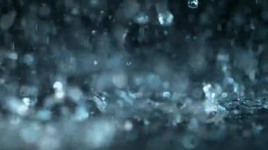 Siyah arka planda izole edilmiş çok yavaş su sıçratma hareketi. Çok hızlı bir kamerayla çekildi, 1000 fps.