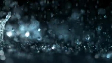 Siyah arka planda izole edilmiş çok yavaş su sıçratma hareketi. Çok hızlı bir kamerayla çekildi, 1000 fps.