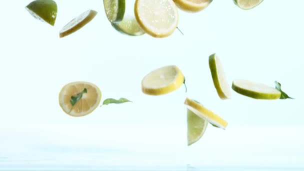 Super Slow Motion Fallande Bitar Lime Och Citroner Vit Bakgrund — Stockvideo