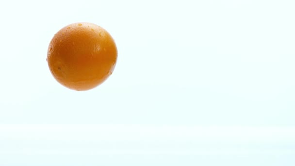 Сверхмедленное Движение Падающих Кусочков Апельсина Изолированных Белом Фоне Снято Камеру — стоковое видео