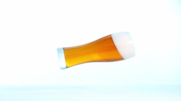 Super Slowmotion Van Dalende Glas Bier Geïsoleerd Een Witte Achtergrond — Stockvideo