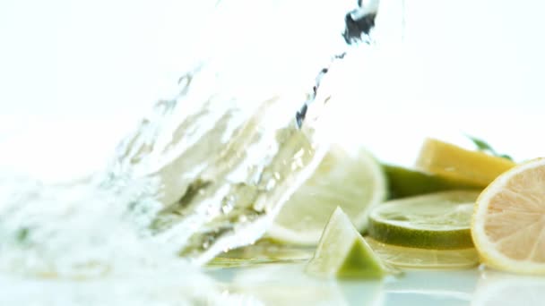 Super Slow Motion Lime Och Citroner Med Vattenstänk Vit Bakgrund — Stockvideo