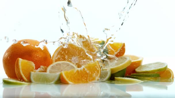 Super Cámara Lenta Limas Naranjas Limones Con Agua Salpicada Sobre — Vídeos de Stock