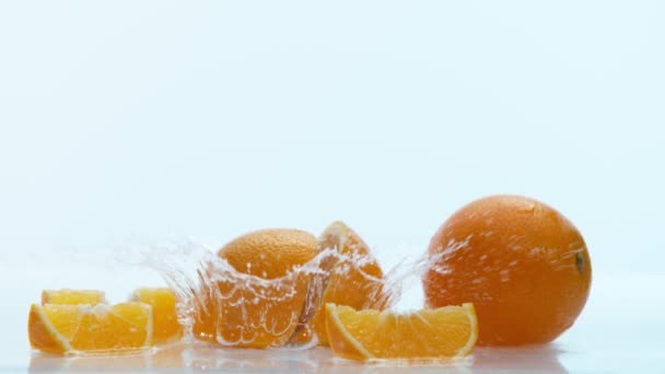 Mouvement Super Lent Morceaux Oranges Tombants Isolés Sur Fond Blanc — Video