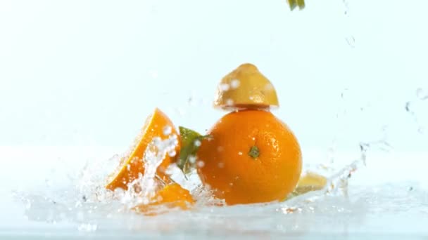 Super Slow Motion Fallande Bitar Apelsiner Isolerad Vit Bakgrund Filmade — Stockvideo