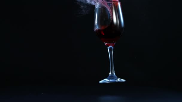 Super Lent Mouvement Chute Verre Vin Rouge Isolé Sur Fond — Video