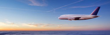 Büyük iki katlı yolcu ticari uçak günbatımı ışık bulutların üzerinde uçuyor. Hızlı seyahat, tatil ve iş kavramı.