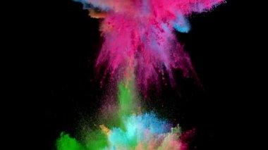 Siyah arka planda izole edilmiş süper yavaş renkli barut patlaması. Yüksek hızlı sinema kamerası, 1000fps.