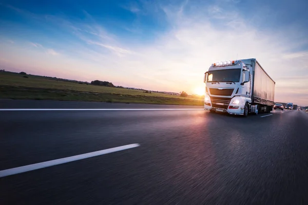 Caricato camion europeo in autostrada al tramonto — Foto Stock