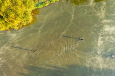 Havadan görünümü balıkçıların balık oltası, nehirde ayakta tutan. Açık hava etkinlikleri ve memnuniyetti vakit