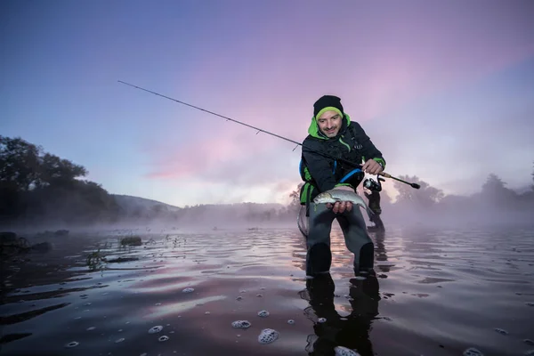 Pescador Sosteniendo Pequeños Peces Depredadores Río Hermoso Amanecer Actividades Aire —  Fotos de Stock