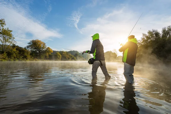 Рибалки Тримають Рибальський Палицю Стоїть Річці Прекрасне Сонячне Світло Зовнішня — стокове фото
