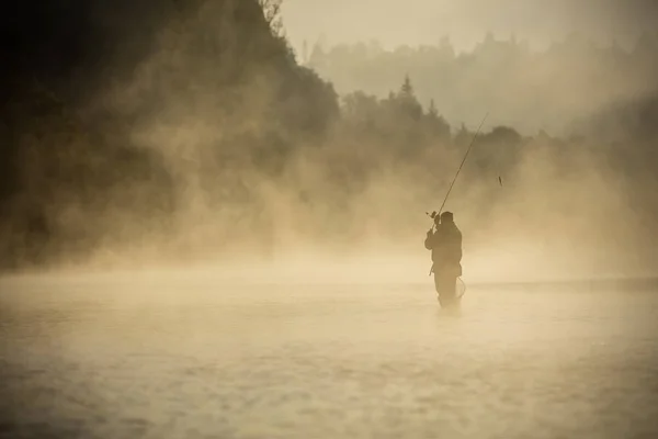 Pescador Segurando Vara Pesca Rio Nevoeiro Enevoado Redor Lindo Nascer — Fotografia de Stock