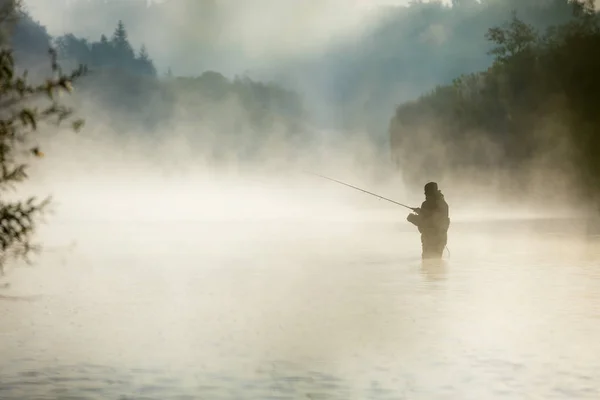 Pescador Sosteniendo Caña Pescar Parado Río Niebla Brumosa Alrededor Hermosa — Foto de Stock