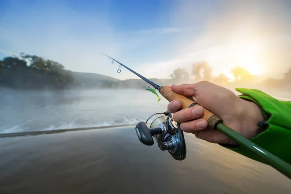 Primer Plano Del Pescador Sosteniendo Caña Pescar Hermosa Luz Del —  Fotos de Stock