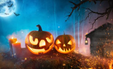 Spooky halloween pumpkins karanlık mistery ormandaki. Korkunç Cadılar Bayramı arka plan metin için boş alan ile.