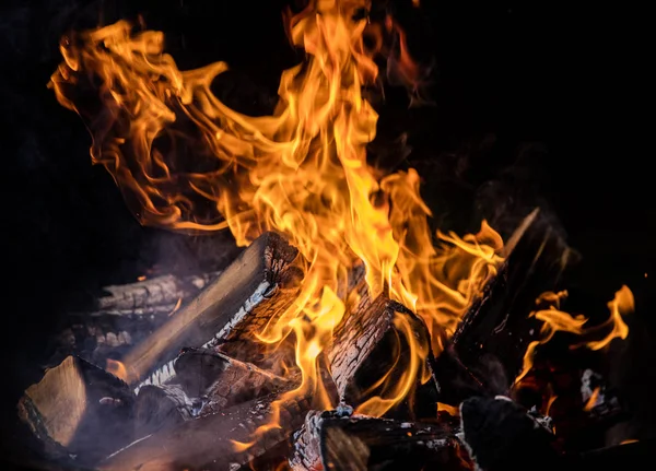 烧毁木原木在火 篝火孤立的黑色背景 — 图库照片