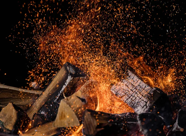 Brennende Holzscheite Feuer Lagerfeuer Isoliert Auf Schwarzem Hintergrund — Stockfoto