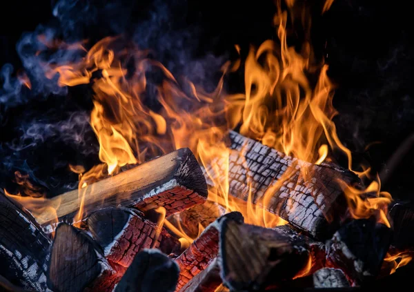 Branden Houten Logt Brand Kampvuur Geïsoleerd Zwarte Achtergrond — Stockfoto