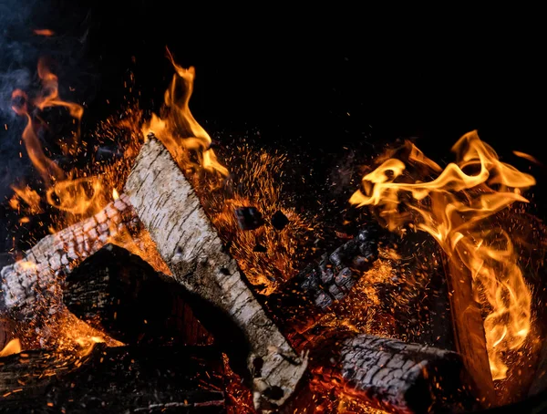 Branden Houten Logt Brand Kampvuur Geïsoleerd Zwarte Achtergrond — Stockfoto