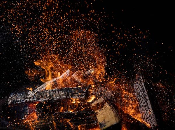 Brennende Trestokker Brann Leirbål Isolert Svart Bakgrunn – stockfoto