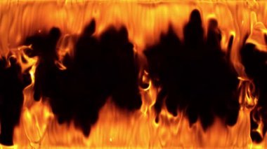Siyah arka planda izole edilmiş çok yavaş bir ateş çerçevesi. Yüksek hızlı kamera, 1000 fps.