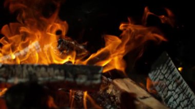 Siyah arka planda izole edilmiş süper yavaş bir kamp ateşi. Yüksek hızlı kamera, 1000 fps.