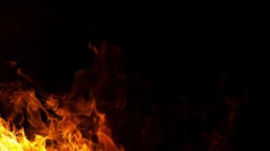 Siyah arka planda izole edilmiş çok yavaş ateş kıvılcımları. Yüksek hızlı kamera, 1000 fps.