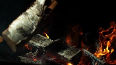 Siyah arka planda izole edilmiş süper yavaş bir kamp ateşi. Yüksek hızlı kamera, 1000 fps.