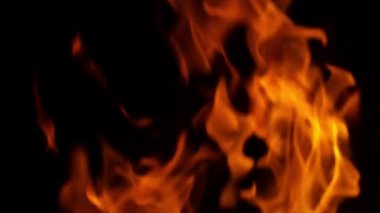 Siyah arka planda izole edilmiş çok yavaş ateş kıvılcımları. Yüksek hızlı kamera, 1000 fps.