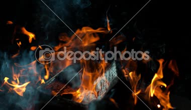 Siyah arka planda izole edilmiş süper yavaş bir kamp ateşi. Yüksek hızlı kamera, 1000 fps.