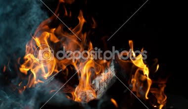 Siyah arka planda izole edilmiş süper yavaş bir kamp ateşi. Yüksek hızlı kamera, 1000 fps.