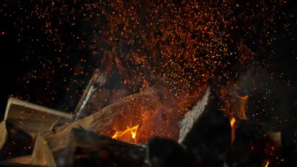 Super Câmera Lenta Fogueira Isolada Fundo Preto Filmado Câmera Alta — Vídeo de Stock