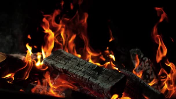 Siyah Arka Planda Izole Edilmiş Süper Yavaş Bir Kamp Ateşi — Stok video