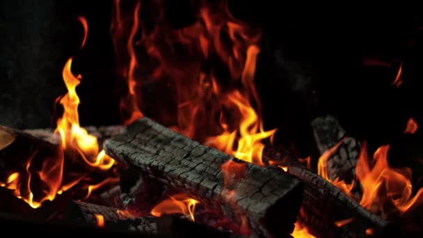 Siyah Arka Planda Izole Edilmiş Süper Yavaş Bir Kamp Ateşi — Stok video