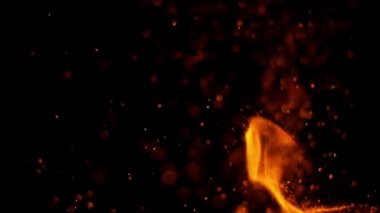 Siyah arka planda izole edilmiş çok yavaş ateş kıvılcımları. Yüksek hızlı kamera, 1000 fps.