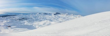 Bakırlı ile güzel panoramik kış manzarası. Kış aktiviteleri ve spor nedeni.