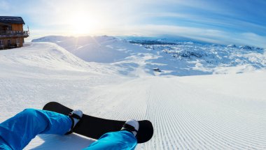 Snowboard bacaklar, closeup hazır için yokuş aşağı koşmak. Güzel kış bakırlı, alp yatay.