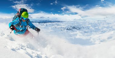 Toz kar patlama ile yokuş aşağı kayak alp freeride kayakçı. Kış spor ve aktiviteler