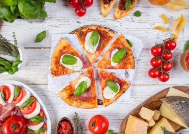 İtalyan gıda çeşitli tür ahşap üzerine servis. Üstten görünüm, metin için boş alan