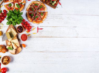 İtalyan gıda çeşitli tür ahşap üzerine servis. Üstten görünüm, metin için boş alan