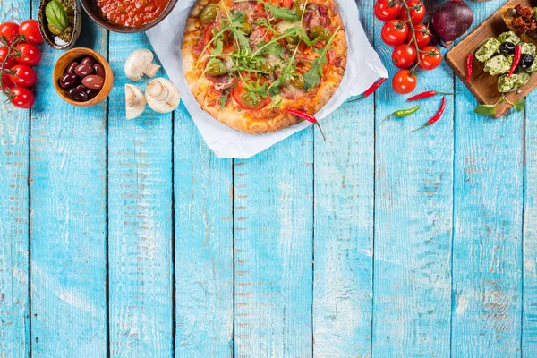 Verschillende Soorten Van Italiaans Eten Geserveerd Hout Bovenaanzicht Vrije Ruimte — Stockfoto