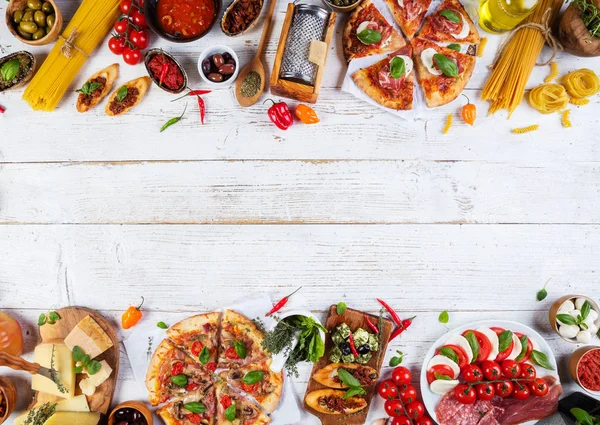 Verschillende Soorten Van Italiaans Eten Geserveerd Hout Bovenaanzicht Vrije Ruimte — Stockfoto