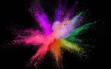 Siyah arka plan üzerine izole renkli toz patlama.