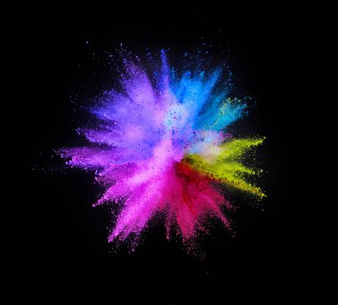 Siyah arka plan üzerine izole renkli toz patlama.