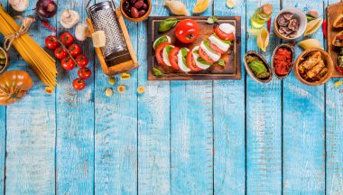 İtalyan gıda çeşitli tür ahşap üzerine servis. Üstten görünüm, metin için boş alan