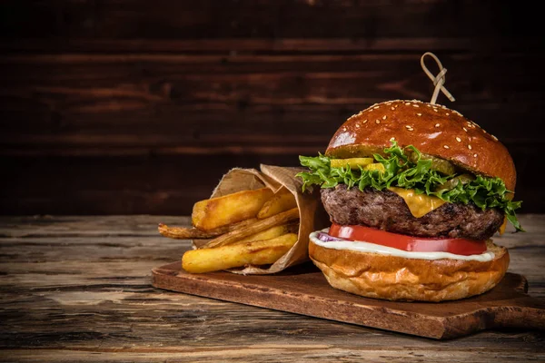Смачний Гамбургер Картоплею Подається Дереві Вільний Простір Тексту — стокове фото